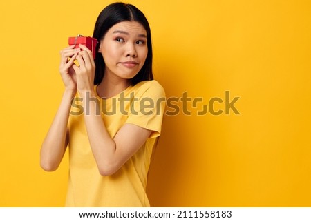 woman with Asian appearance holding a gift box in his hands posing Lifestyle unaltered