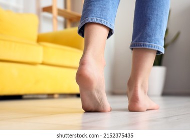 Mujer con los pies desnudos en casa, encerrada