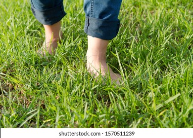 Woman Barefoots Jeans Walking On Grass Stock Photo 1570511239 ...