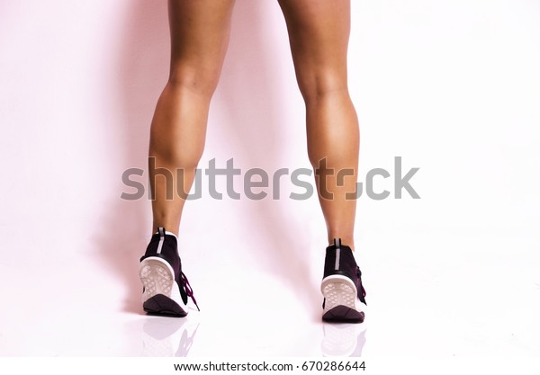 筋肉質のふくらはぎの筋肉が美しい女性の接写 の写真素材 今すぐ編集