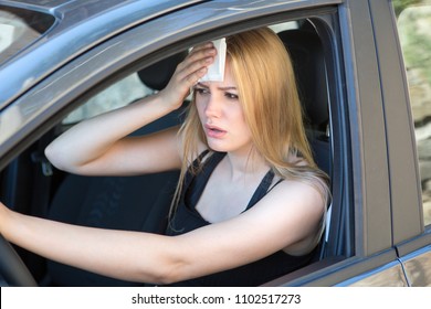 Frauen werden bei einer Hitzewelle im Auto heiß 