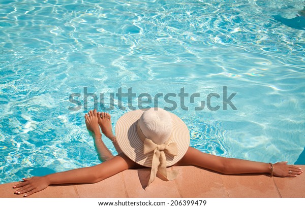 pool straw hat