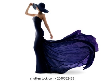 Frau in schwarz-violettem Kleid mit Long Train Back. Luxuriöses Modemodell am Abend glänzende Glitter Gown und eleganter Hut. Glamour Lady Silhouette auf isoliertem Studio Weißer Hintergrund
