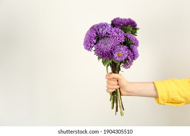 花 差し出す の写真素材 画像 写真 Shutterstock