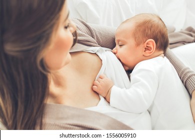 Een vrouw geeft borstvoeding aan een baby. Borstvoeding. 