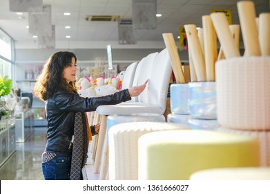 Frauen kaufen Möbel im Geschäft, wählen Produkte aus