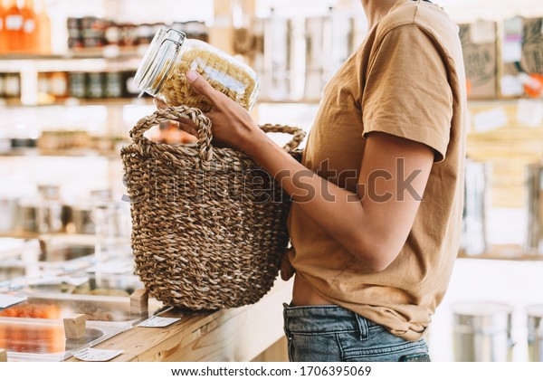 Femme achetant des produits dans une photo de stock