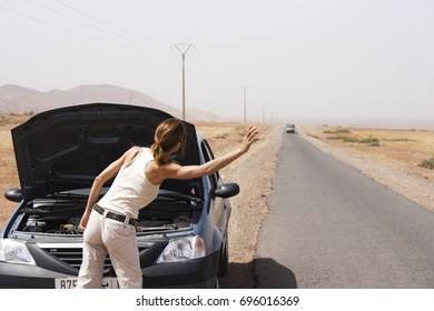  Woman In Car Break In The Middle Of Nowhere Making Calls For Help