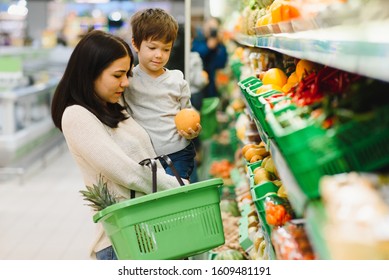 6,821 Mother and daughter supermarket Images, Stock Photos & Vectors ...