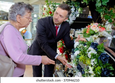 Frau, die Blumen wählt