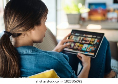 Frauen wählen Film zum Streaming auf Tablet-Computern