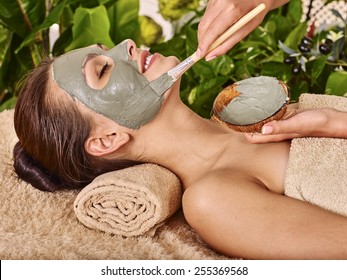 Frauen mit tonischer Gesichtsmaske im Beauty-Spa. Im Hintergrund tropische Pflanzen