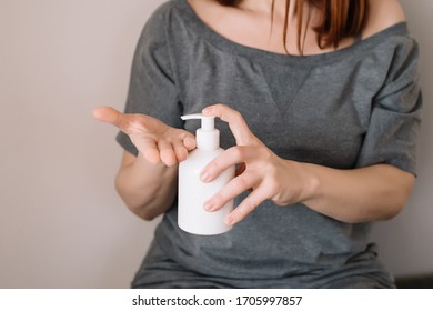 Mujer limpiando sus manos. Concepto de coronavirus