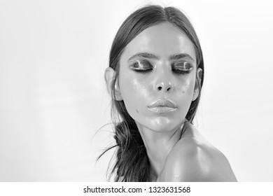 Immagini Foto Stock E Grafica Vettoriale A Tema Woman Oily Hair