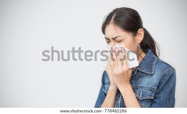 鼻水にティッシュで風邪をひく女性 インフルエンザでくしゃみをするアジア人の美女のポートレート 医療と医療のコンセプト の写真素材 今すぐ編集