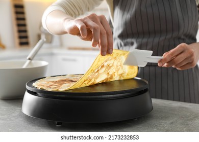 Mujer cocinando crepe deliciosa en la cocina, cloup