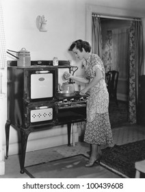 17,753 Woman cooking vintage Images, Stock Photos & Vectors | Shutterstock