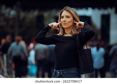 
Mujer se cubre los oídos en un concierto que no le gusta la música
Niña infeliz bloquea el ruido en un evento público 
