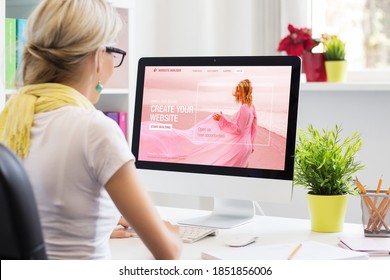 Женщина создает свой собственный сайт на компьютере