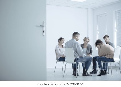 Frauen weinen während sie in einem Kreis sitzen während sie sich mit der Unterstützungsgruppe im Rehabilitationszentrum treffen