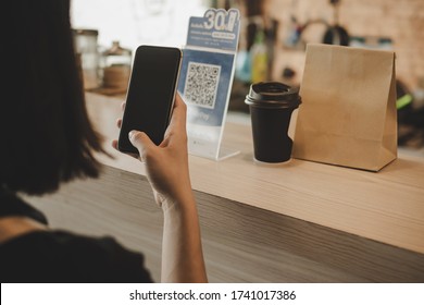 Woman Customer Using Digital Mobile Phone Scan QR Code Pay For Buying Coffee In Modern Cafe Coffee Shop, Cafe Restaurant, Digital Payment, Online Shopping, Takeaway Food, Internet Technology Concept