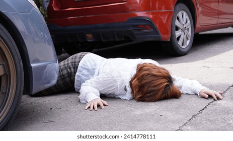 La mujer murió en el auto y la destrozó. Un peatón feminista yace como un accidente de carretera en un coche plateado. Muerte de un cadáver de una mujer por asesinato en un viaje por carretera mientras cruzaba la carretera.