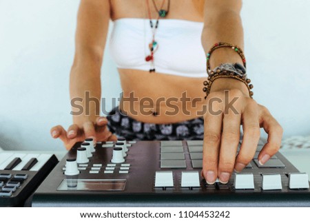 Foto Bild Hände Frau DJ spielt elektronische Musik. Mischtisch