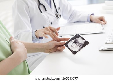 Woman doctor to show the echo photo to pregnant women