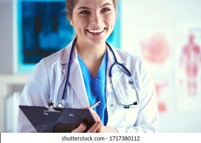 Frau Ärztin, die im Krankenhaus in einem Ordner sitzt