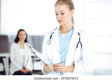 病院 診察 女性 の写真素材 画像 写真 Shutterstock