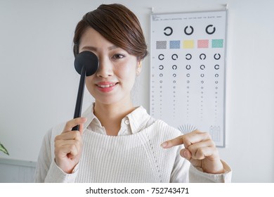 Woman Doing Eye Test Stock Photo 752743471 | Shutterstock