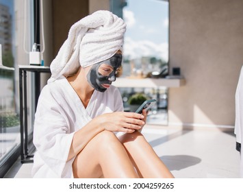 Woman Doing Spa Procedure Mud Mask Online. A Blogger With A Mobile Phone Is Recording A Vlog. Morning Routine Of Self-care. Remote Work On A Smartphone. Busy Worker. Hard Worker In Beauty Saloon