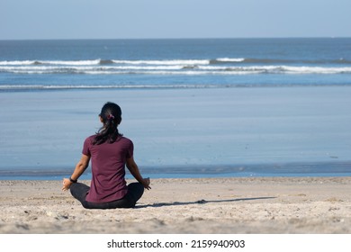 A Woman Doing Yoga At A Beach In The Morning.  Jogging, Workout, Exercise, Healthy Life, Diet, Lifestyle, Sedentary, Active, Fit, Fresh, Fitness, Periods, Sunlight, Muscle, Work Life Balance Concept.