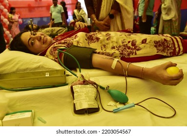 A Woman Donate Blood During  The World Biggest Blood Donation Drive  Guwahati On Saturday 17th September 2022