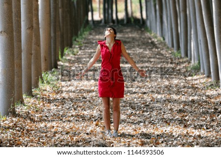 Foto Bild Rot gekleidete Frau, die im Wald meditiert.