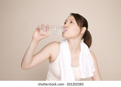 ペットボトル 飲む 人 の画像 写真素材 ベクター画像 Shutterstock