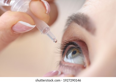 Frau tropft Auge in ihre Augen. Augenkrankheiten und ihr Behandlungskonzept
