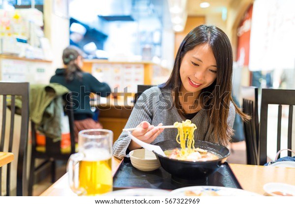 ラーメン屋でラーメンを食べる女性 の写真素材 今すぐ編集