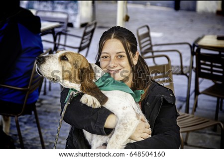 Portrait of a young, tall woman behind a blond Labrador