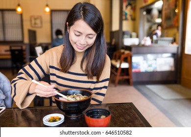 Las mujeres disfrutan del udon en un restaurante japonés