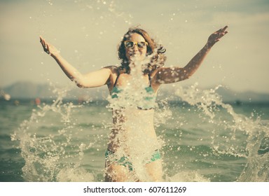 Frauen genießen ihren Urlaub im Meer.