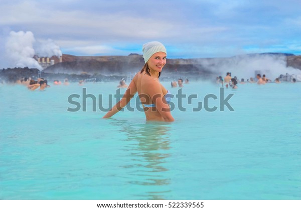 女性がアイスランドの温泉ブルーラグーンで温泉を楽しむ の写真素材 今すぐ編集