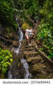 Uma mulher encontra paz e relaxamento ao lado de uma cachoeira incrivelmente bela, envolta por plantas tropicais, capturando a essência serena de naturezas tranquilidade, cachoeira Tumpak Sewu, Java, Indonésia