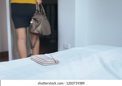 Woman Forgot Her Wallet On Bedroom While Going To Work