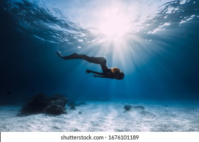 babe Woman Freediver Glides Over Sandy库存照片 Shutterstock