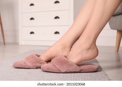 Mujer con pantuflas borrosas en casa, encerrada