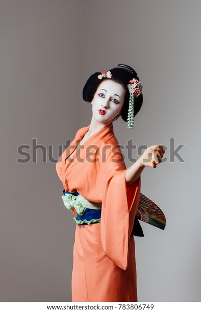 Suchen Sie Nach Woman Geisha Makeup Traditional Japanese Kimono Stockbildern In Hd Und Millionen Weiteren Lizenzfreien Stockfotos Illustrationen Und Vektorgrafiken In Der Shutterstock Kollektion Jeden Tag Werden Tausende Neue Hochwertige