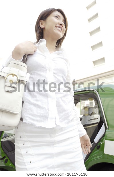woman get out of the\
taxi