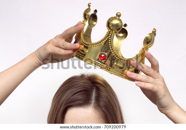 金の冠を頭の上に持つ女の子 リーダーシップ 成功 女王 の写真素材 今すぐ編集