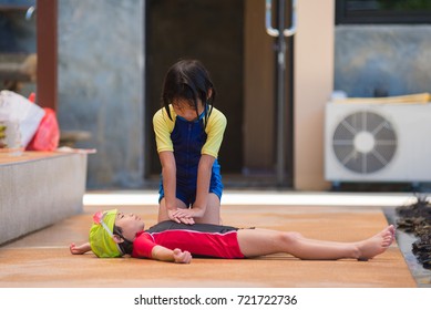 Cpr girl. Девочка делает CPR мальчику.